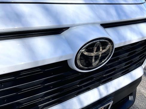 Used 2023 Toyota RAV4 LE AWD/4WD image 28