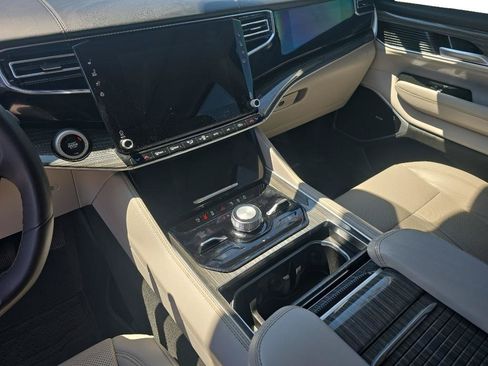 Used 2022 Jeep Wagoneer Series III w/ Premium Group I AWD/4WD image 14