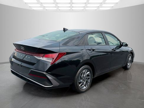 Used 2024 Hyundai Elantra SEL FWD image 7
