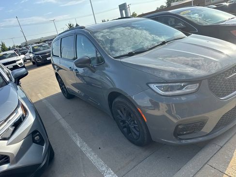 Used 2021 Chrysler Pacifica Touring-L w/ Uconnect Theater Family Group AWD/4WD image 6