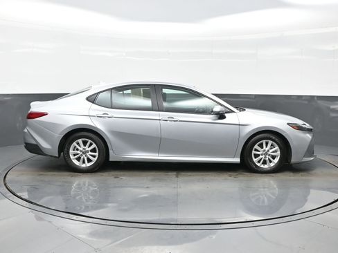 Used 2025 Toyota Camry LE image 7