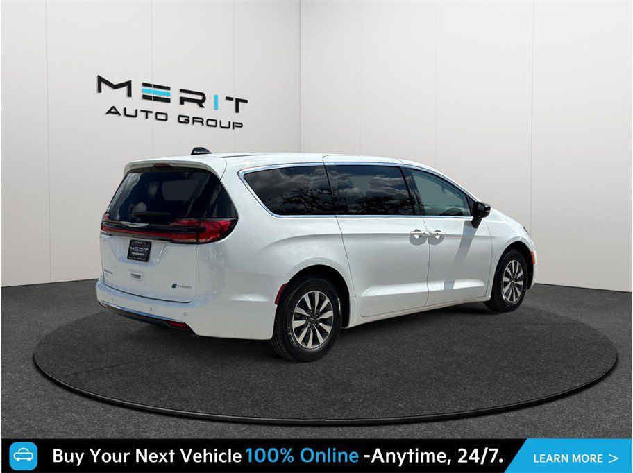 Used 2024 Chrysler Pacifica Limited FWD image 9