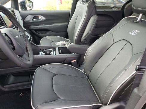 New 2026 Chrysler Pacifica Limited w/ S Appearance Package image 19