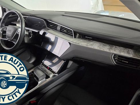 Used 2024 Audi Q8 e-tron Premium Plus image 37