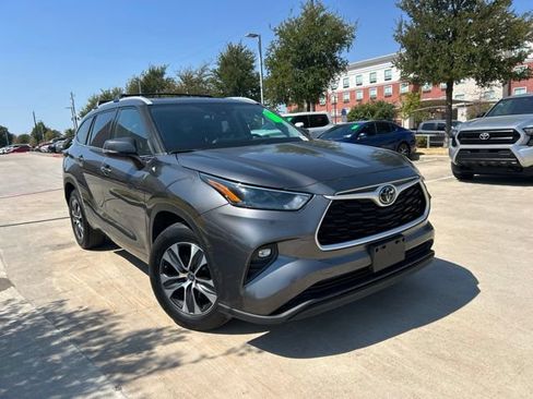 Used 2022 Toyota Highlander XLE FWD image 1