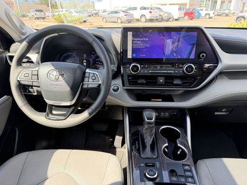 Used 2024 Toyota Highlander Platinum AWD/4WD image 27