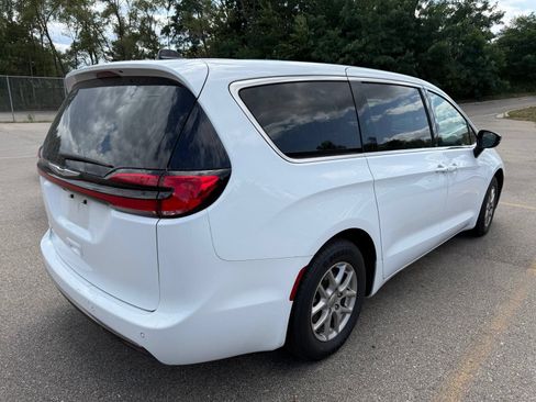 Used 2025 Chrysler Pacifica Select FWD image 2