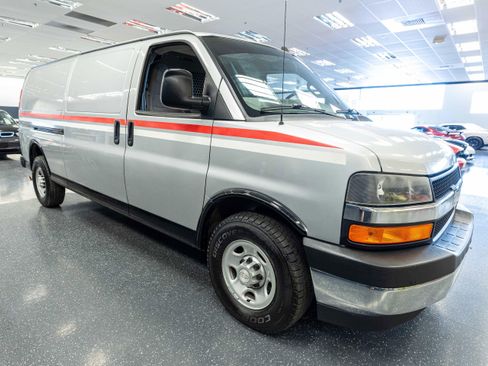 Used 2017 Chevrolet Express 3500 Extended RWD image 5