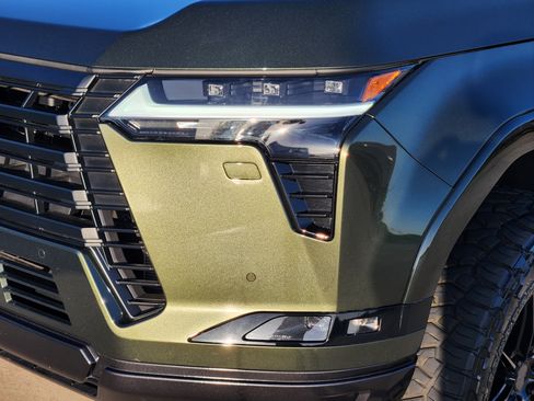 Used 2025 Lexus GX 550 w/ Accessory Package (2T) AWD/4WD image 8