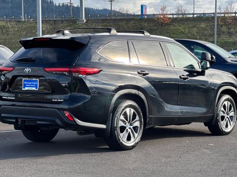 Used 2020 Toyota Highlander XLE image 3