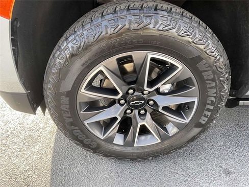 Certified 2024 Chevrolet Suburban High Country image 8