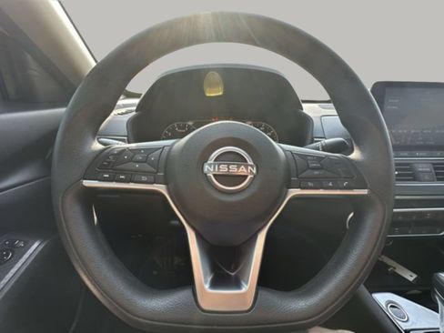 Used 2024 Nissan Altima 2.5 SV FWD image 11