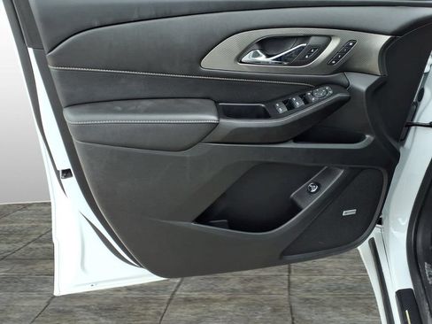 Used 2023 Chevrolet Traverse Premier FWD image 11