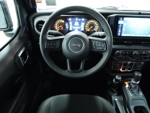 Used 2025 Jeep Gladiator Sport AWD/4WD image 11