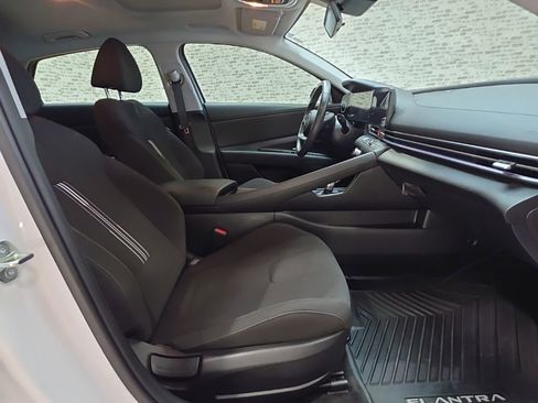 Used 2025 Hyundai Elantra SEL FWD image 8