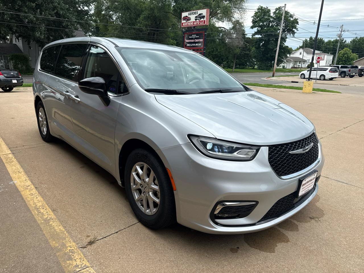 Used 2024 Chrysler Pacifica Touring-L FWD image 3