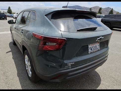 Used 2026 Chevrolet Trax LS FWD image 4