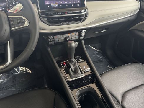 Used 2025 Jeep Compass Limited image 41