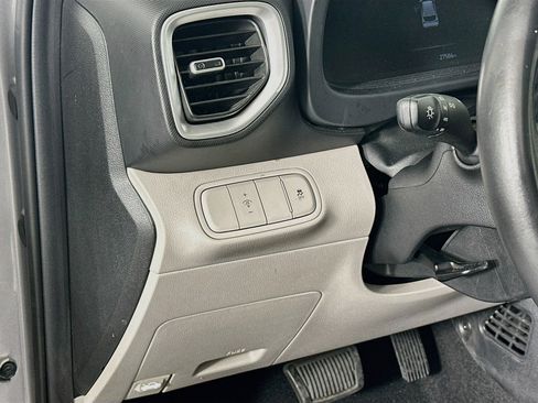 Used 2025 Hyundai Venue SEL FWD image 17