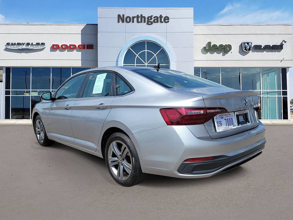 Used 2024 Volkswagen Jetta SE FWD image 3