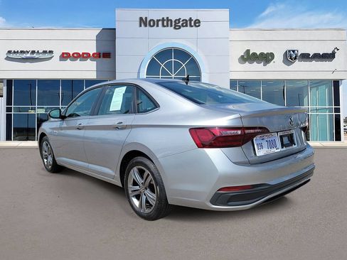 Used 2024 Volkswagen Jetta SE FWD image 3