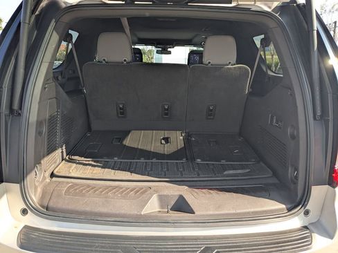 Used 2021 GMC Yukon XL SLT w/ SLT Premium Package image 14