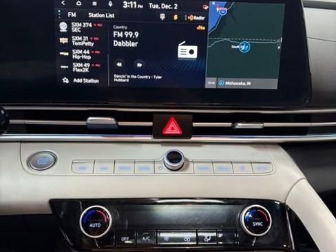 Used 2024 Hyundai Elantra Limited image 18