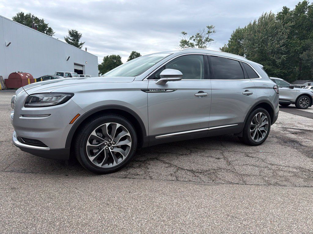 Used 2023 Lincoln Nautilus Reserve AWD/4WD image 4