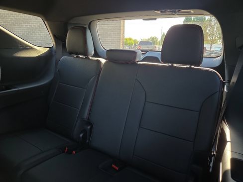 Used 2025 Chevrolet Traverse RS AWD/4WD image 11
