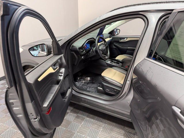 Used 2021 Ford Escape Titanium w/ Titanium Elite Package AWD/4WD image 13