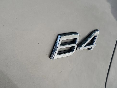 Certified 2023 Volvo XC40 B4 Plus w/ Protection Package FWD image 8