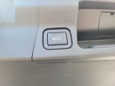 Used 2023 GMC Acadia SLT w/ Preferred Package image 11