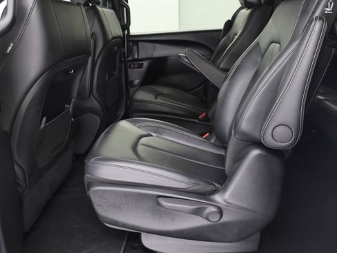 Used 2024 Chrysler Pacifica Limited FWD image 9