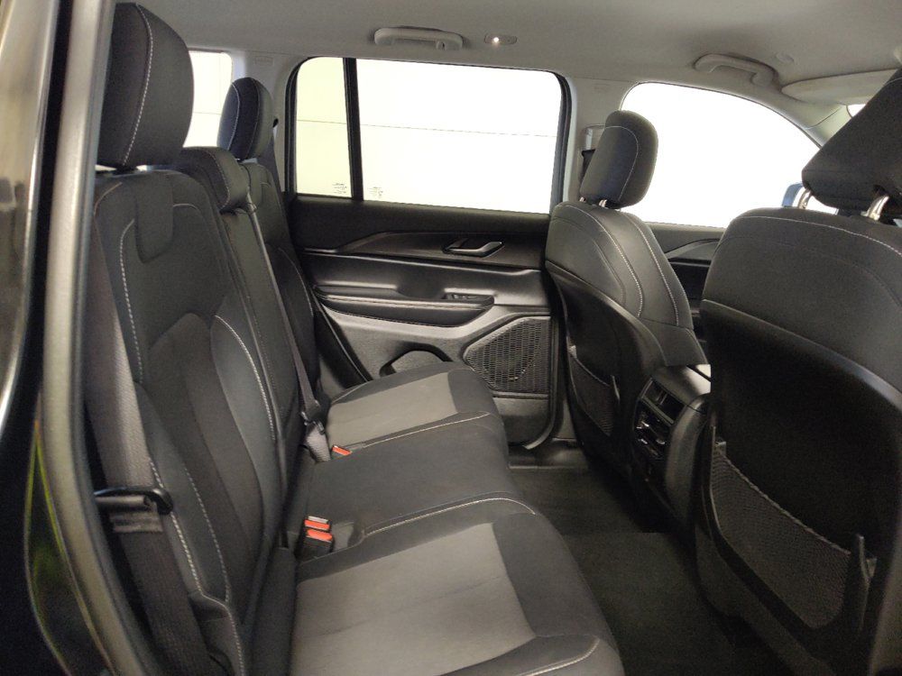 Used 2023 Jeep Grand Cherokee Laredo w/ Luxury Tech Group I AWD/4WD image 19