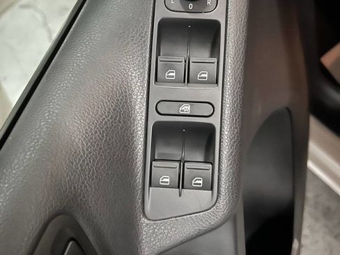 Used 2014 Volkswagen Tiguan S image 36