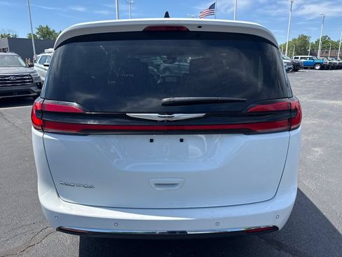 Used 2023 Chrysler Pacifica Touring-L FWD image 8