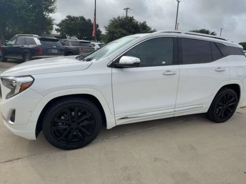 Used 2020 GMC Terrain Denali w/ Denali Premium Package FWD image 4