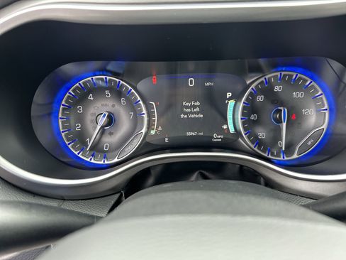 Used 2024 Chrysler Pacifica Touring-L image 15