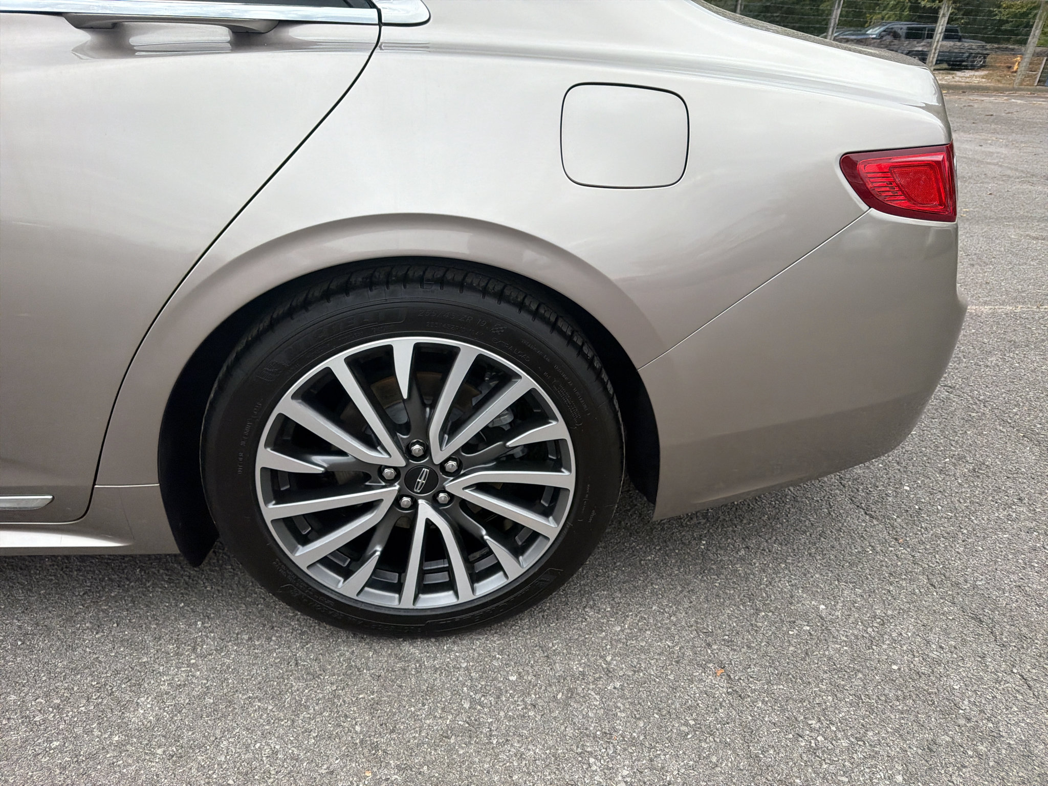 Used 2018 Lincoln Continental Select w/ Continental Climate Package FWD image 39
