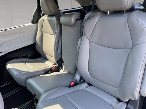 Used 2025 Toyota Sienna XLE FWD image 16