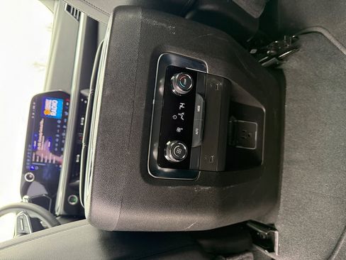 Used 2025 Chevrolet Suburban Z71 image 17