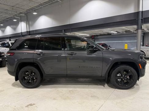 New 2025 Jeep Grand Cherokee Limited w/ Black Appearance Package image 8