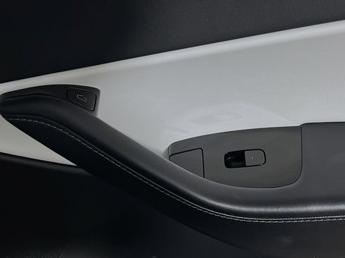 Used 2021 Tesla Model Y Long Range image 30