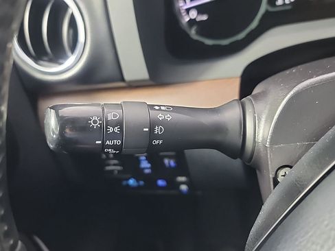 Used 2018 Toyota Tundra Limited w/ Limited Premium Package AWD/4WD image 28