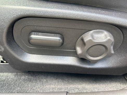 Used 2016 Ford Taurus SEL FWD image 14