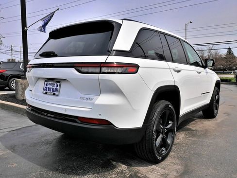Used 2023 Jeep Grand Cherokee Altitude AWD/4WD image 7