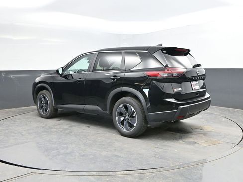 Used 2024 Nissan Rogue SV image 6