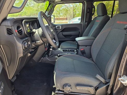 Certified 2025 Jeep Wrangler Unlimited Rubicon w/ Convenience Group AWD/4WD image 13