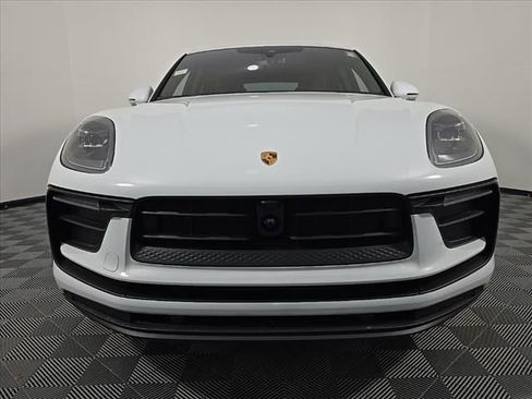 Certified 2025 Porsche Macan image 10