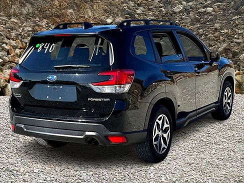 Used 2023 Subaru Forester Premium image 2